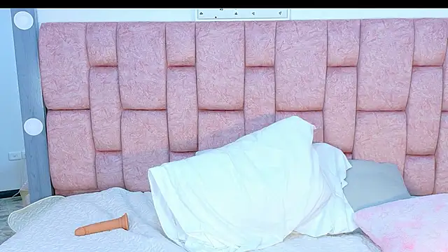 Snapshot of DaniniAnderson chatting on 11.30.25 DaniniAnderson online show from 11.30.25