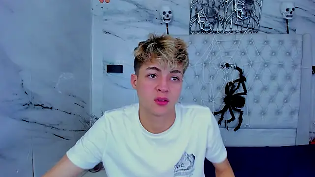 Ari and Storm online show from 11.01.25