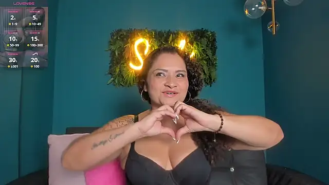 Snapshot of Nataliescott chatting on 12.14.25 Nataliescott online show from 12.14.25