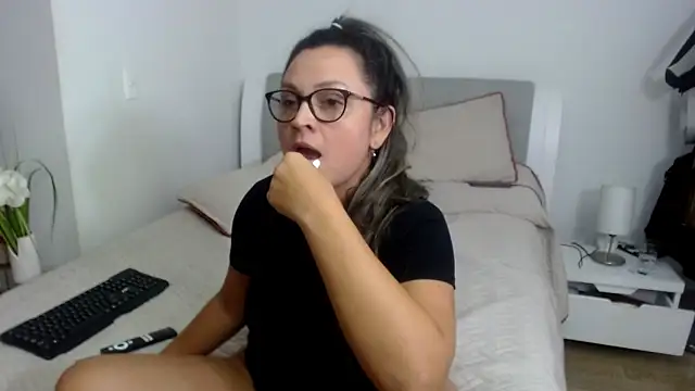 Snapshot of sophie_lopez1 chatting on 12.18.25 sophie lopez1 online show from 12.18.25