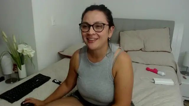 Snapshot of sophie_lopez1 chatting on 12.19.25 sophie lopez1 online show from 12.19.25