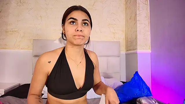 Snapshot of KimberlyLoren chatting on 10.04.25 KimberlyLoren online show from 10.04.25