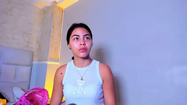 Snapshot of KimberlyLoren chatting on 10.06.25 KimberlyLoren online show from 10.06.25