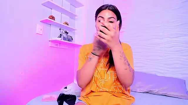 Snapshot of KimberlyLoren chatting on 10.14.25 KimberlyLoren online show from 10.14.25