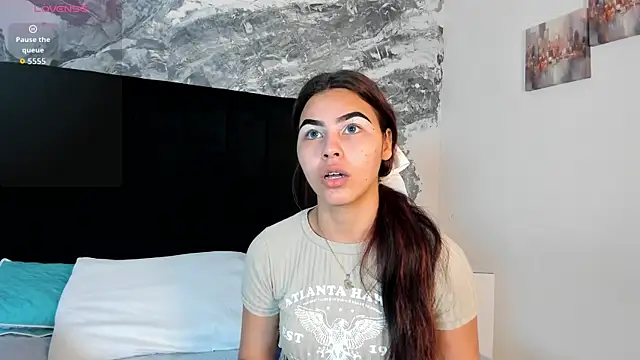 Snapshot of KimberlyLoren chatting on 10.28.25 KimberlyLoren online show from 10.28.25