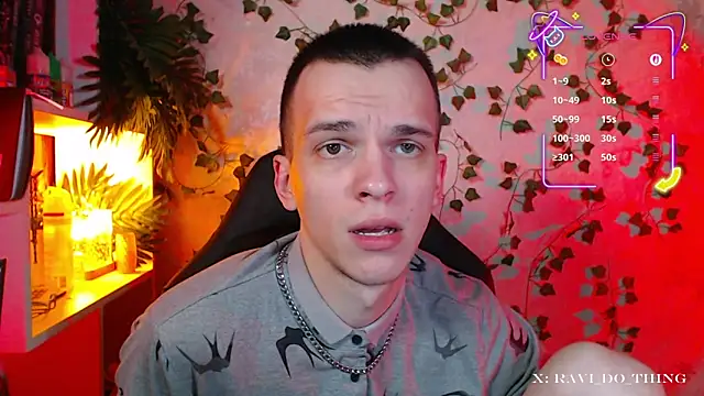 Snapshot of frozen_boy chatting on 09.17.25 frozen boy online show from 09.17.25