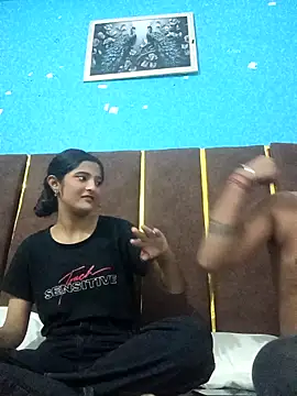 Snapshot of romantic_couple1 chatting on 09.15.25 romantic couple1 online show from 09.15.25