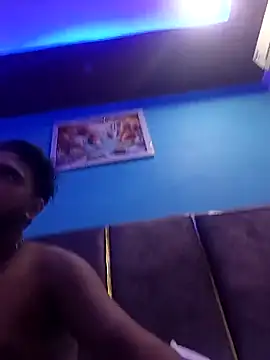 Snapshot of romantic_couple1 chatting on 09.18.25 romantic couple1 online show from 09.18.25