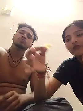 Snapshot of romantic_couple1 chatting on 10.19.25 romantic couple1 online show from 10.19.25