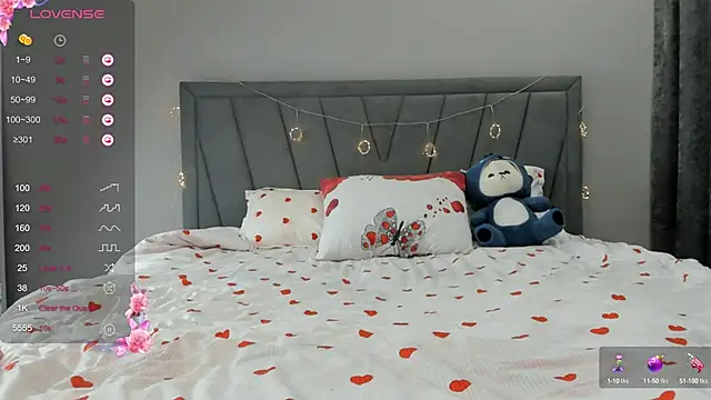 Snapshot of qimiiqo chatting on 10.15.25 qimiiqo online show from 10.15.25