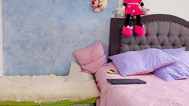 Snapshot of Nicolletorres2 chatting on 11.29.25 Nicolletorres2 online show from 11.29.25