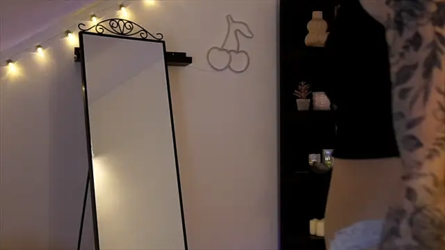 Naomii20   online show from 10.31.25