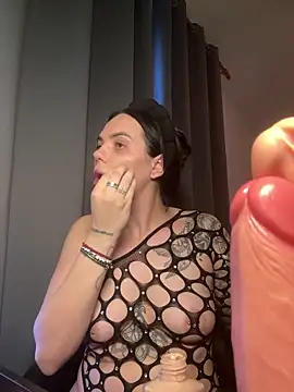 Snapshot of -RAHELA- chatting on 10.18.25 -RAHELA- online show from 10.18.25