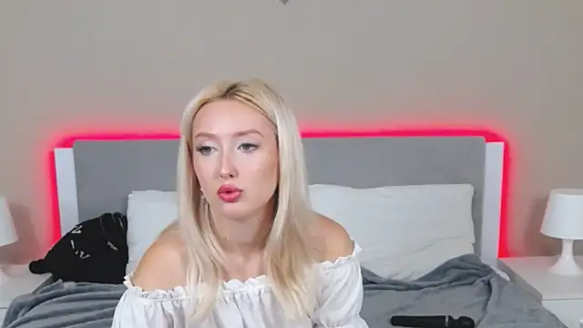 Snapshot of MarianeSun chatting on 09.09.25 MarianeSun online show from 09.09.25