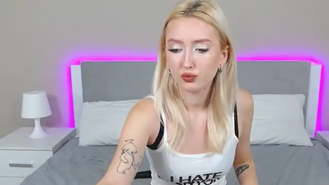 Snapshot of MarianeSun chatting on 09.11.25 MarianeSun online show from 09.11.25