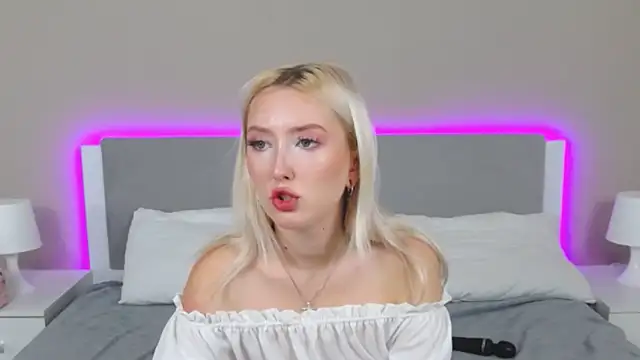 Snapshot of MarianeSun chatting on 09.16.25 MarianeSun online show from 09.16.25