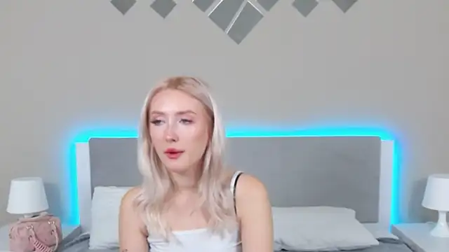 Snapshot of MarianeSun chatting on 09.17.25 MarianeSun online show from 09.17.25