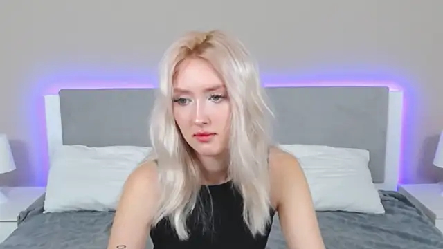 Snapshot of MarianeSun chatting on 09.18.25 MarianeSun online show from 09.18.25