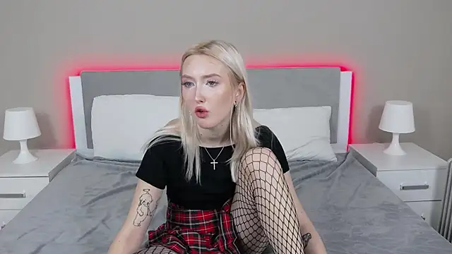 Snapshot of MarianeSun chatting on 09.22.25 MarianeSun online show from 09.22.25