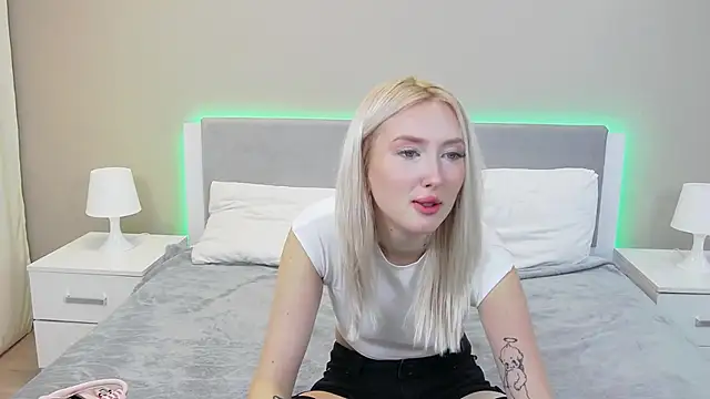 Snapshot of MarianeSun chatting on 09.25.25 MarianeSun online show from 09.25.25