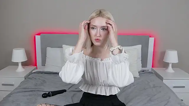 Snapshot of MarianeSun chatting on 09.29.25 MarianeSun online show from 09.29.25