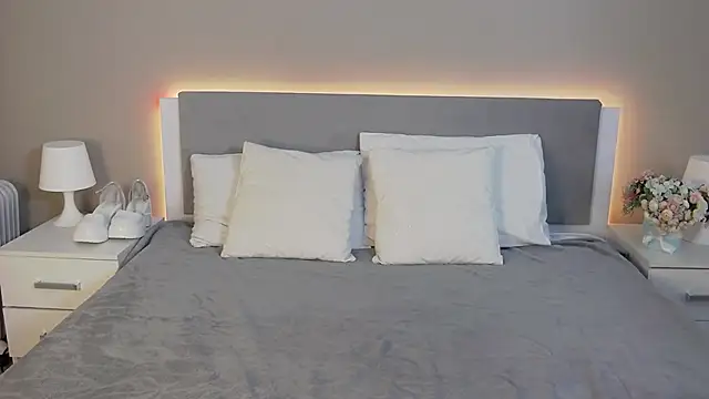 Snapshot of MarianeSun chatting on 10.08.25 MarianeSun online show from 10.08.25