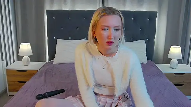 Snapshot of MarianeSun chatting on 12.03.25 MarianeSun online show from 12.03.25