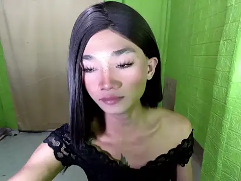 Snapshot of Petite_HugeCock chatting on 09.11.25 Petite HugeCock online show from 09.11.25