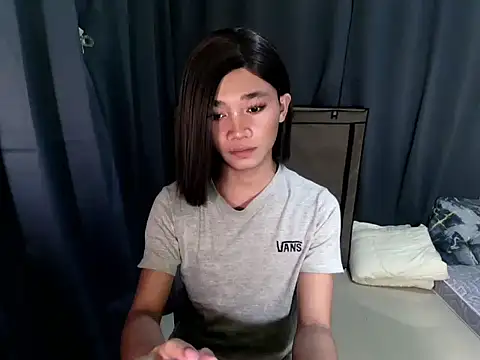 Snapshot of Petite_HugeCock chatting on 10.26.25 Petite HugeCock online show from 10.26.25