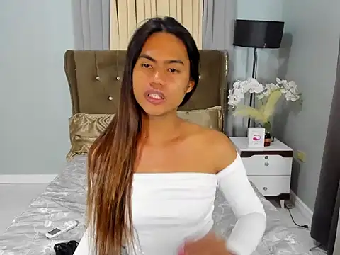 Snapshot of 1HotAsianTS chatting on 10.31.25 1HotAsianTS online show from 10.31.25