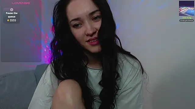 Snapshot of Veliora chatting on 09.26.25 Veliora online show from 09.26.25