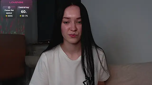 Snapshot of Veliora chatting on 10.29.25 Veliora online show from 10.29.25