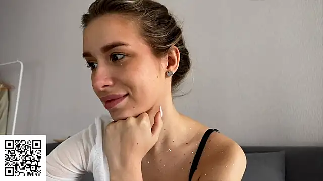 ElysiaXo online show from 10.19.25