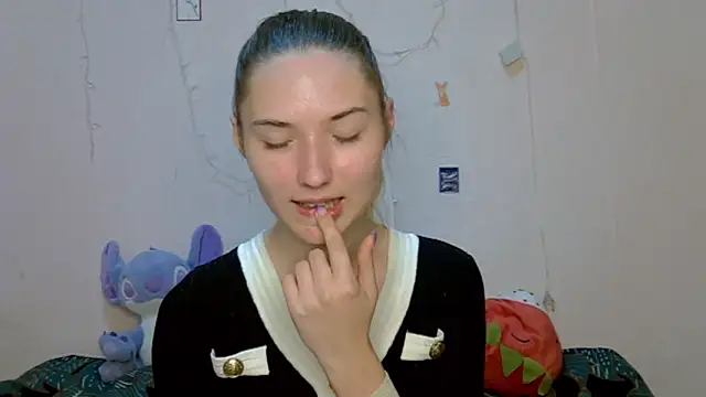  kikiclark   online show from 09.15.25