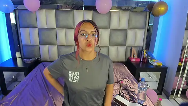 Snapshot of Valkiria_js chatting on 11.21.25 Valkiria js online show from 11.21.25