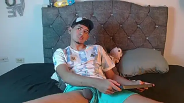 Snapshot of logan_willyams_ chatting on 10.18.25 logan willyams online show from 10.18.25