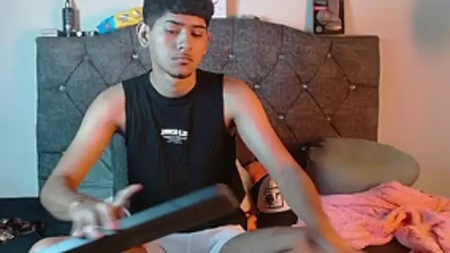 Snapshot of logan_willyams_ chatting on 10.21.25 logan willyams online show from 10.21.25