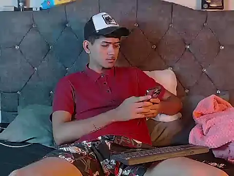 Snapshot of logan_willyams_ chatting on 10.21.25 logan willyams online show from 10.21.25