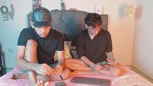 Snapshot of logan_willyams_ chatting on 10.30.25 logan willyams online show from 10.30.25