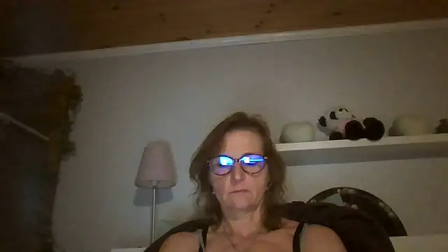 Snapshot of Valinella chatting on 10.02.25 Valinella online show from 10.02.25