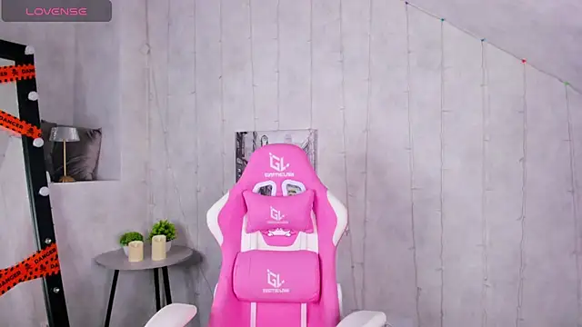 Snapshot of Lynn_Martin chatting on 10.31.25 Lynn Martin online show from 10.31.25