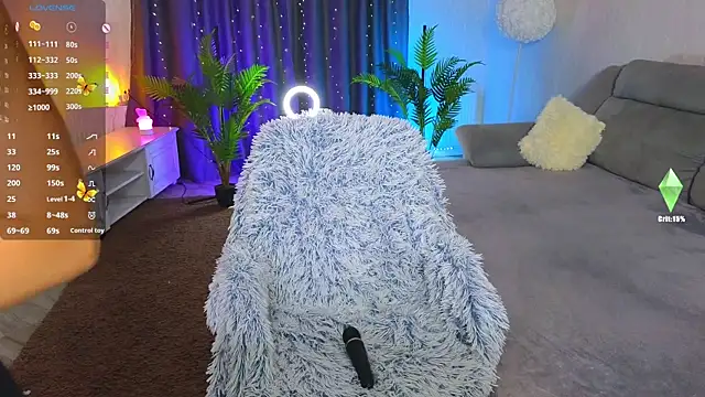 Snapshot of ValenciiaQ chatting on 09.11.25 ValenciiaQ online show from 09.11.25