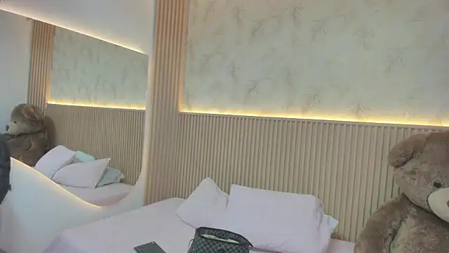 Snapshot of Liss-Reyes chatting on 02.18.26 Liss-Reyes online show from 02.18.26