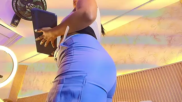 Snapshot of Liss-Reyes chatting on 03.16.26 Liss-Reyes online show from 03.16.26