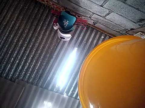 Snapshot of SaraBust chatting on 10.05.25 SaraBust online show from 10.05.25