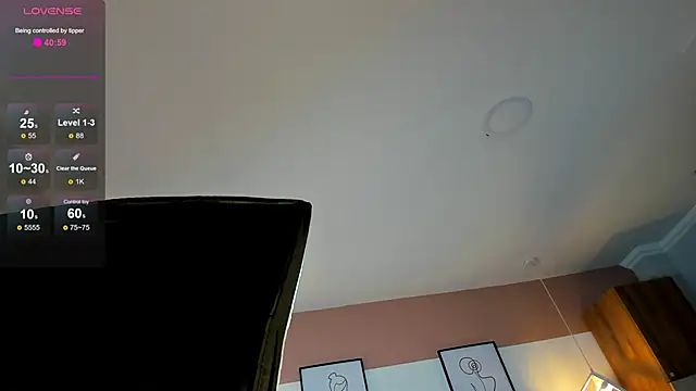 Snapshot of Mia_Valentine_ chatting on 12.16.25 Mia Valentine online show from 12.16.25