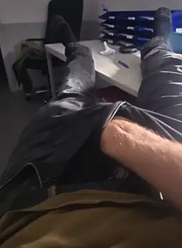 Snapshot of stunning_stallion chatting on 10.05.25 stunning stallion online show from 10.05.25