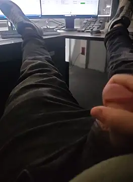 Snapshot of stunning_stallion chatting on 10.18.25 stunning stallion online show from 10.18.25