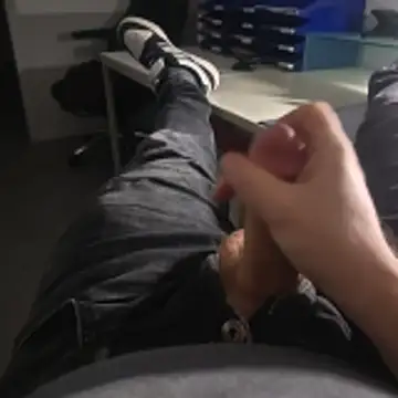 Snapshot of stunning_stallion chatting on 11.21.25 stunning stallion online show from 11.21.25