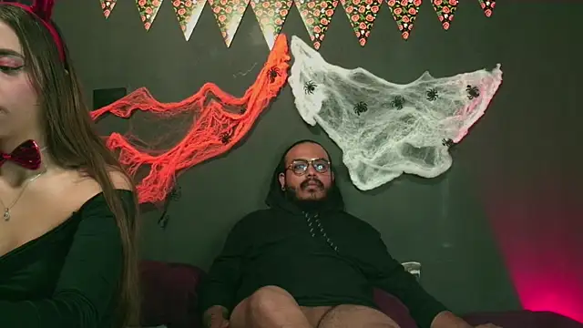 Snapshot of _leda_swan_ chatting on 10.18.25 leda swan online show from 10.18.25